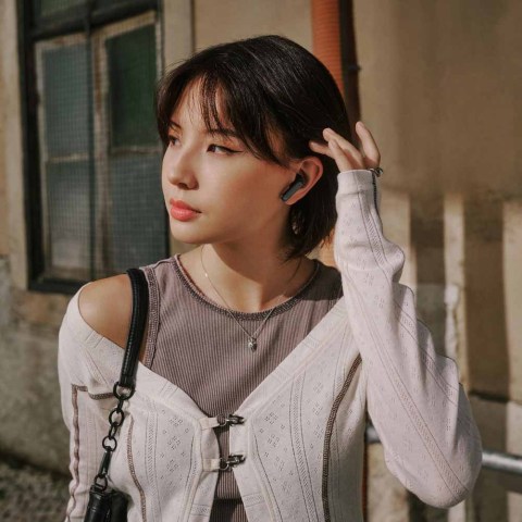 Sennheiser ACCENTUM Open Earbuds - Black - Lifestyle Girl