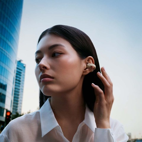 Sennheiser ACCENTUM Clip Earbuds - Lifestyle