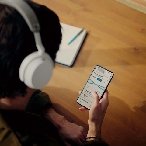 Sennheiser MOMENTUM 5 Wireless - Lifestyle 2